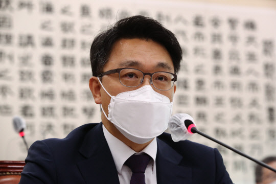 법사위 첫 국정감사 출석한 김진욱 공수처장. 연합뉴스